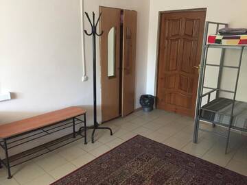 Спальное место на двухъярусной кровати в общем номере для мужчин и женщин в Гостинице Адмиралъ